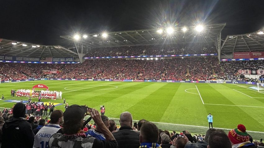 (VIDEO) Za naježiti se: Pogledajte kako je ispraćena himna BiH pred duel u Kardifu