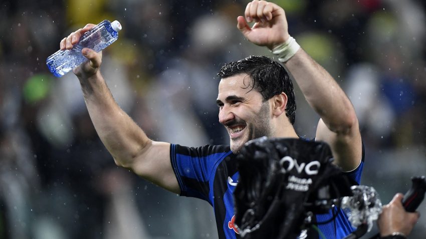 (VIDEO) Sead Kolašinac uz velike ovacije navijača sa tribina dobio poseban poklon pred meč odluke