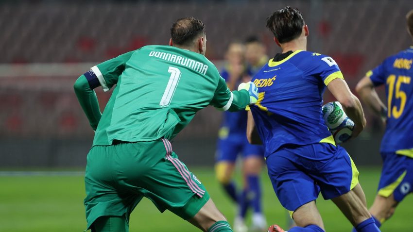 (VIDEO) Potez očajnika: Pogledajte šta je Donaruma uradio prema navijačima nakon što je BiH eliminisala Italiju