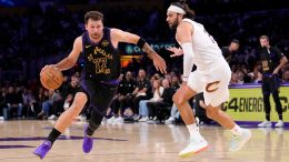 (VIDEO) Nevjerovatni Dončić povezao 13 mečeva sa preko 30 poena i donio pobjedu Lejkersima