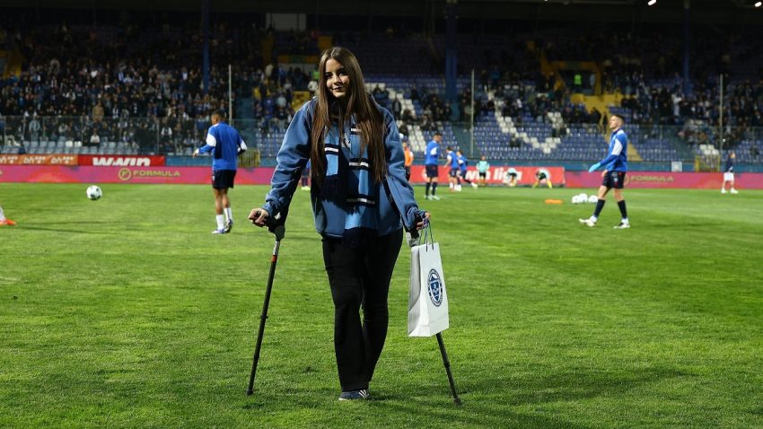 (VIDEO) Željezničar ugostio djevojku povrijeđenu u tramvajskoj nesreći