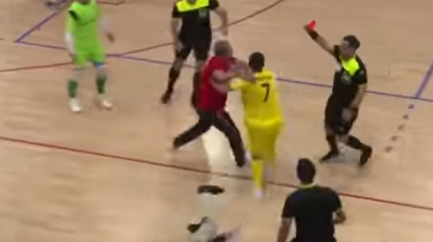 (VIDEO) Skandal u meču Futsal Kupa BiH: Pomoćni trener Mostar Starog Grada udario sudiju