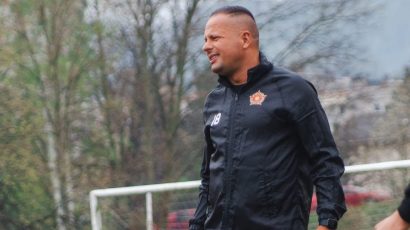 (FOTO) Legendarni navijač Slobode iznenadio Nikolu Komazeca na treningu