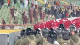 (VIDEO) Nemile scene nakon duela na Koševu: Navijači Sarajeva gađali fudbalere Borca