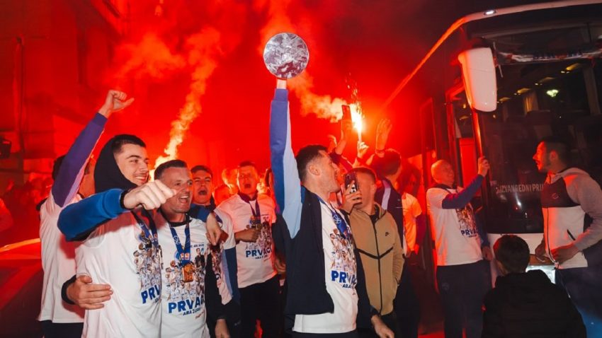 (FOTO/VIDEO) Košarkašima Širokog priređen vatreni doček povodom titule šampiona ABA 2 lige